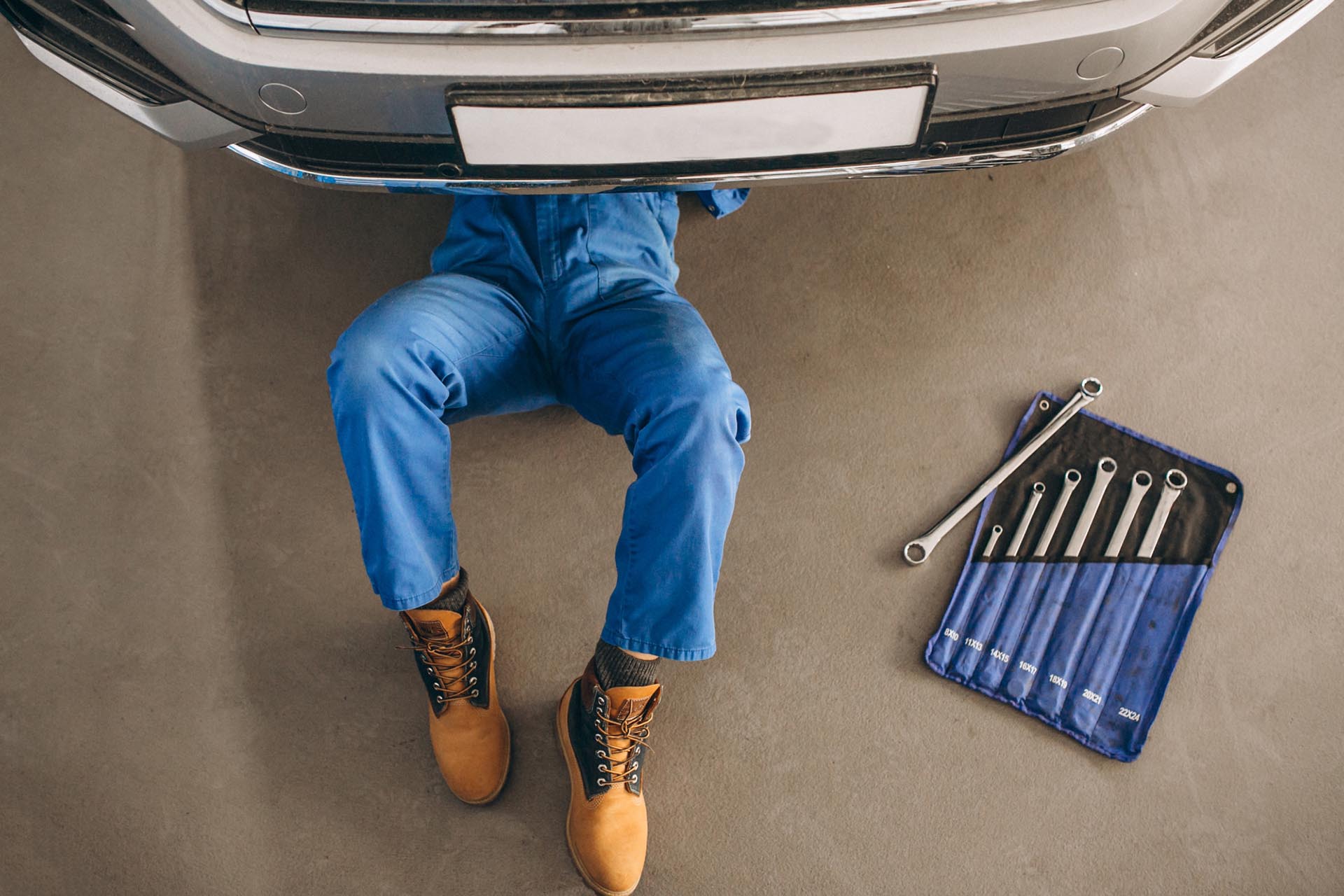 auto-mechanic-checking-car (1)