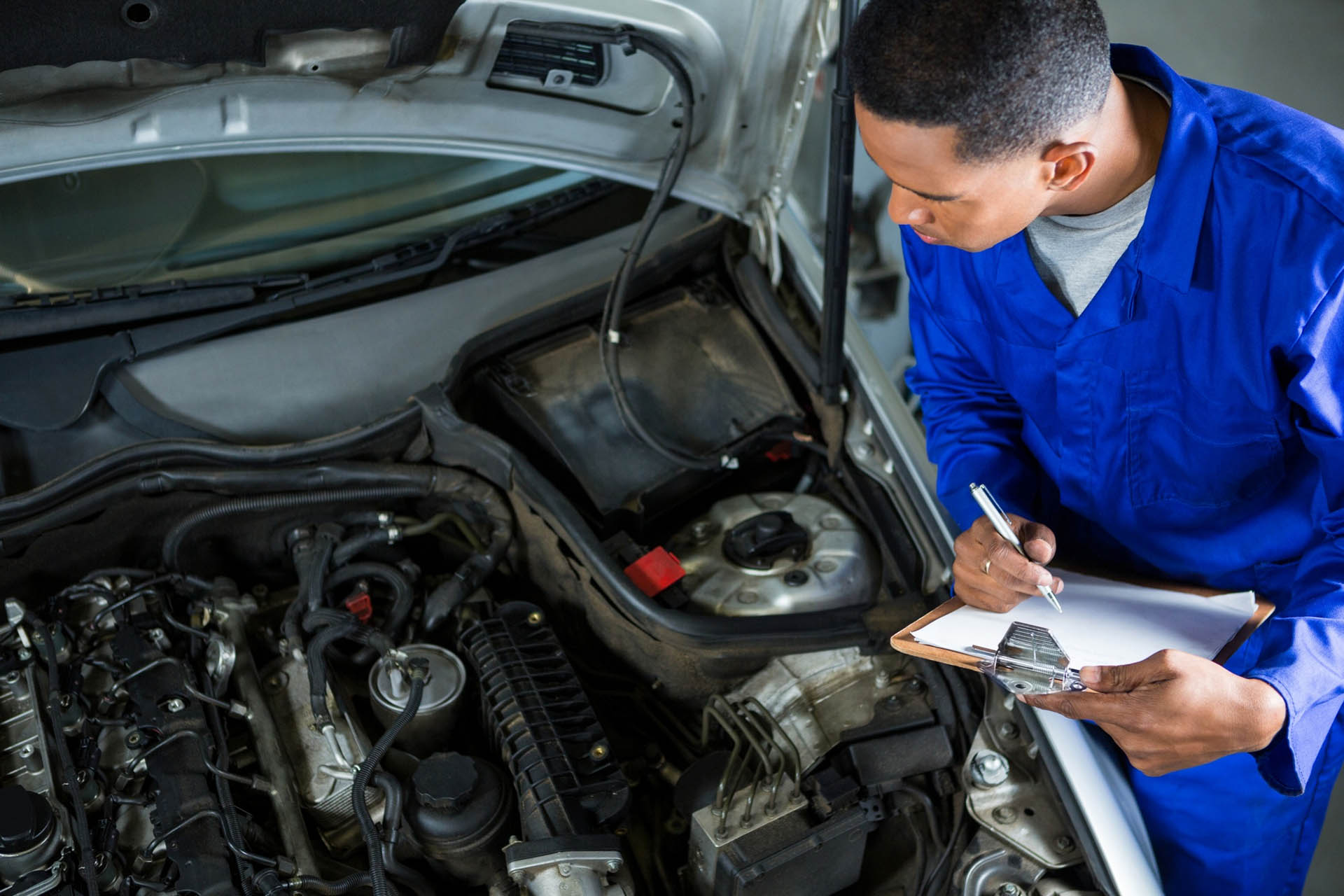 mechanic-preparing-check-list
